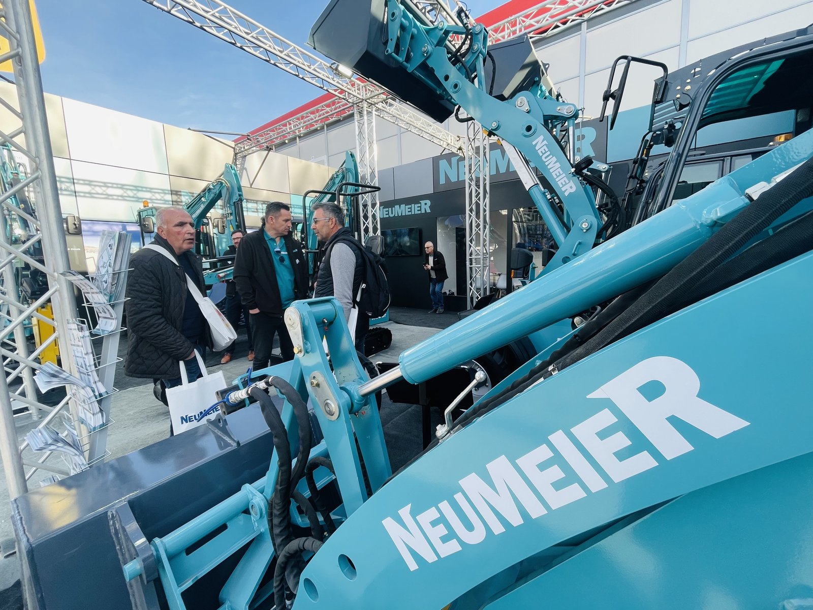 NEUMEIER Messestand auf der bauma 2025 mit Besuchern