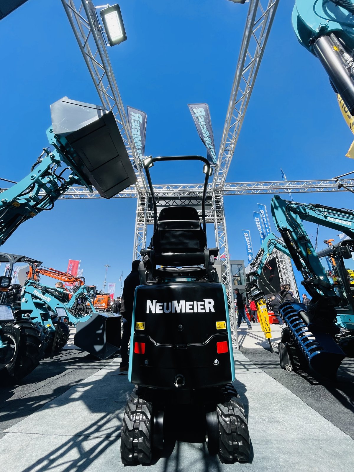 NEUMEIER Minibagger auf dem Messestand der bauma 2025