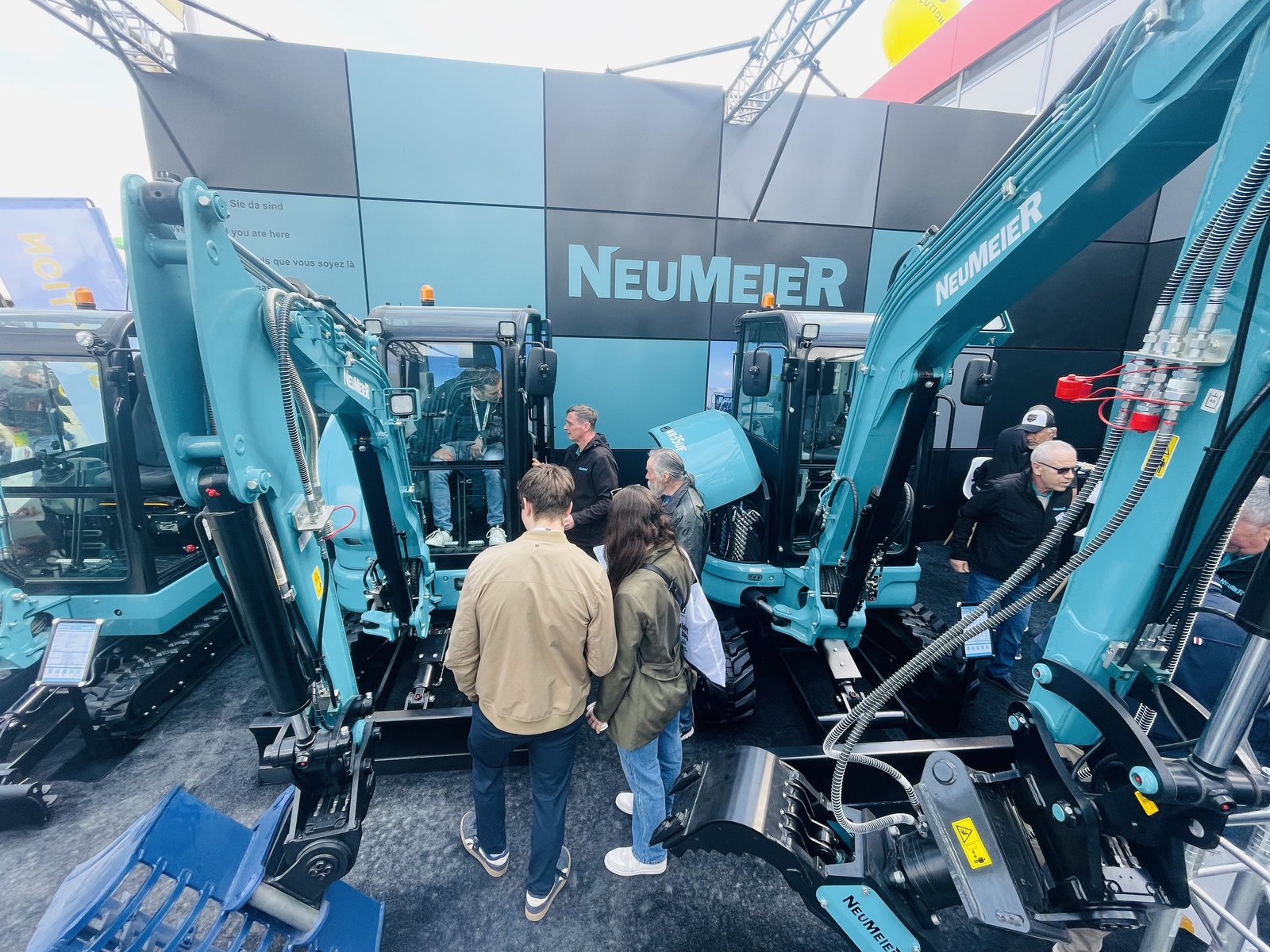 Maschinen und Besucher am NEUMEIER Stand auf der bauma 2025